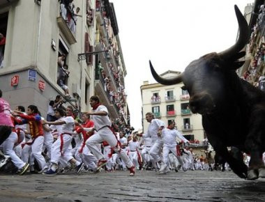 Pamplona festival: Τραυματίστηκαν 3 άνθρωποι στην κούρσα με τους ταύρους (βίντεο)